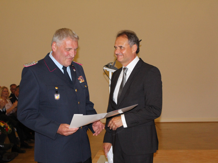 Wolfgang Schulz erhielt von Oberbürgermeister Ulrich Markurth eine Urkunde zur Verabschiedung. Fotos: Nick Wenkel