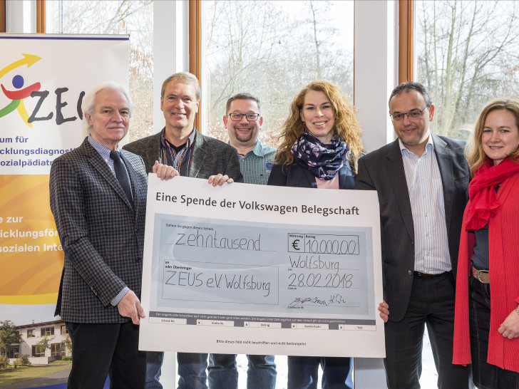 10.000-Euro-Belegschaftsspende an den ZEUS Eltern- und Freundeskreis im Klinikum Wolfsburg übergeben. Foto: Volkswagen
