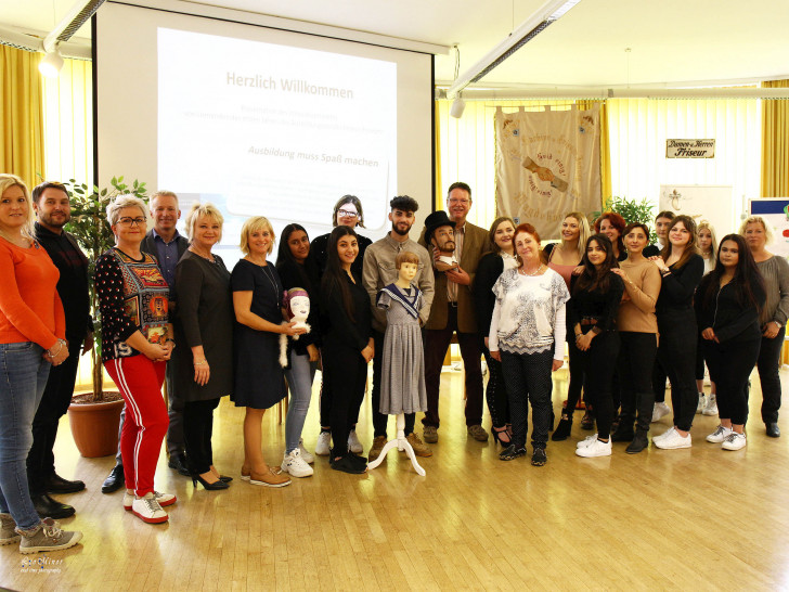 Kreative Auseinandersetzung mit dem Friseurberuf - die Auszubildenden der CGLS stellen ihre Projektergebnisse vor. Foto: CGLS