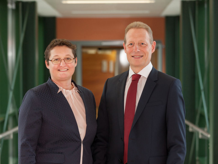Monika Skiba, Geschäftsführerin der Stiftung Herzogin Elisabeth Hospital, mit Verwaltungsleiter Thomas Joosten.