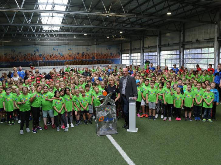 320 Kinder versammelten sich am heutigen Dienstag in Wolfsburg, um ohne Wettkampf gemeinsam Sport zu treiben. Fotos: Volksbank BraWo
