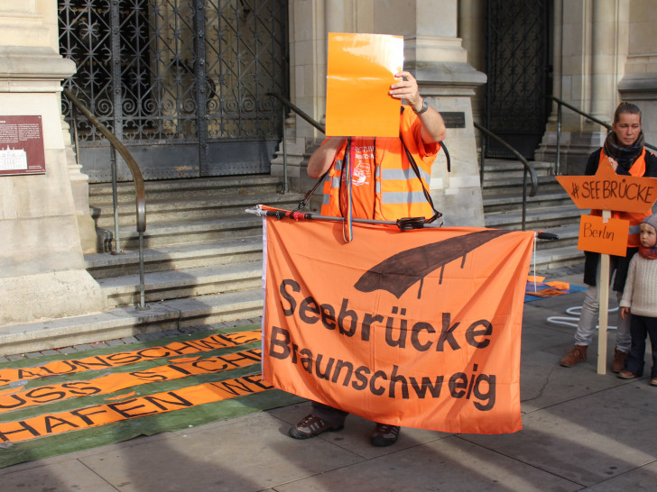 Die Demonstranten hatten sich vor dem Rathaus versammelten. Fotos: Janosch Lübke