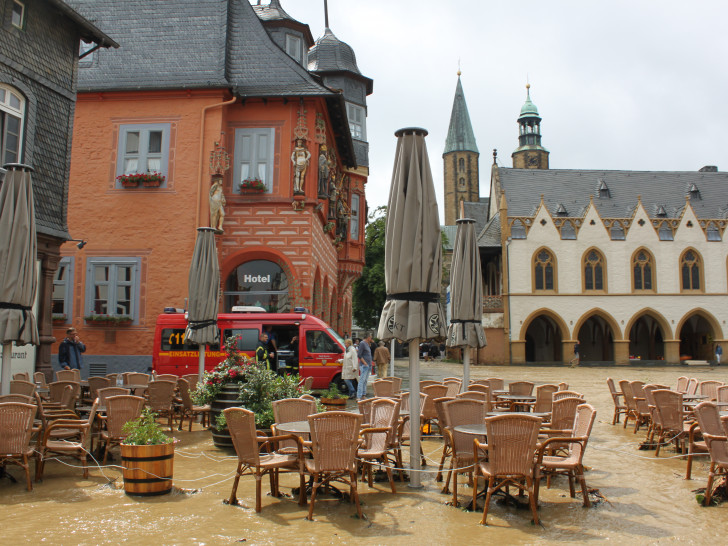 Das Hochwasser hat auf dem Marktplatz seine Spuren hinterlassen. Foto: Landkreis Goslar