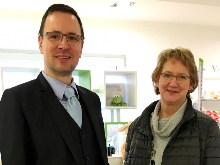 Wirtschaftsökonom Matthias Kunze-Düker und MdB Ingrid Pahlmann in der Südstadt-Apotheke Peine. Foto: Büro Pahlmann
