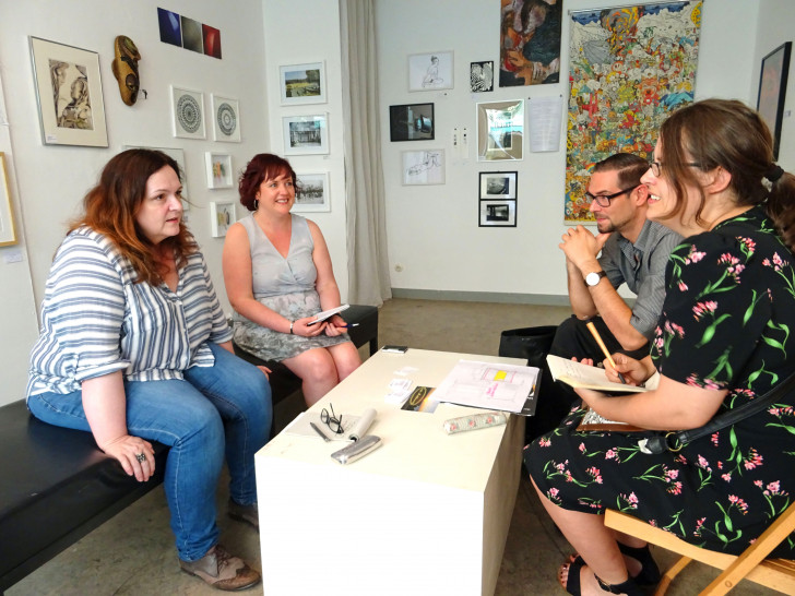 Katharina Binder und Simon Paul Schneider (rechts) ließen sich bereits von Sylvia Seyler (Fachbereich Kultur, vorne links) und Olivia Sauer (Braunschweig Zukunft GmbH) in der Galerie einRaum5-7 beraten. Foto: Braunschweig Zukunft GmbH