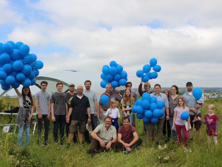 Mit 100 Luftballons demonstrierten die Schüler, welche Menge an Kohlenstoffdioxid ihr Wald in den vergangenen fünf Jahren bereits gebunden hat. Fotos: Eva Sorembik