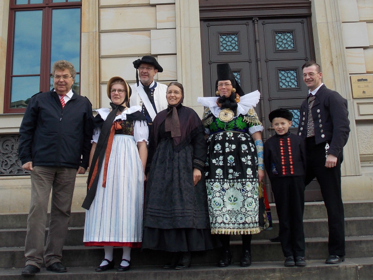 Landtagsvizepräsident Klaus-Peter Bachmann (ganz links) und Aktive des Landestrachtenverbands in Bortfelder Tracht vor dem Schlossmuseum, in dem ein Teil der Veranstaltungen am 15. Oktober stattfindet. Foto: Privat