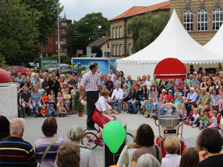 Heute wurde der Theatervorplatz einmal selbst zum Theater. Fotos: Jan Borner