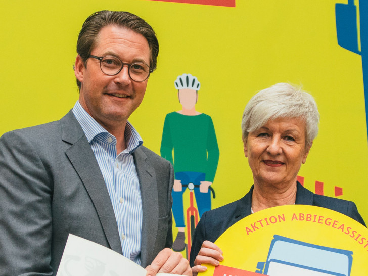 Bundesverkehrsminister Andreas Scheuer begrüßte Landrätin Christiana Steinbrügge in Berlin. Foto: BMVI