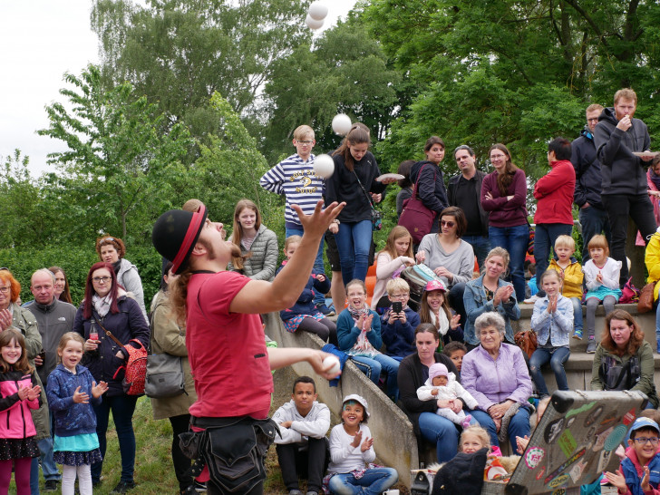Viele Kinder staunten über die Jonglage. Foto: Jugendpflege Vechelde