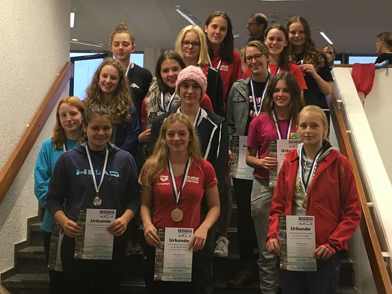 A-Jugend-Damenmannschaften (Mitte und rechts) Mitte: 1. Mannschaft mit Katharina Henne, Eileen Schulze, Franziska Hauptmann, Anna de Boer und Maja Schirmer rechts: 2. Mannschaft mit Rosemarie Benzler, Nicole Günther, Sarah Krüger, Janina Tepass, Lisa Gorgas links: TWG Göttingen Fotos: TV Jahn Wolfsburg