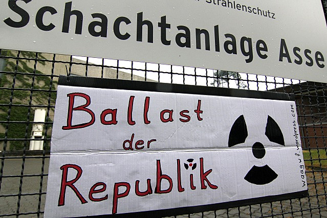 Der Besuch des neuen Bundesumweltministers Peter Altmaier (CDU) im havarierten Atommülllager ASSE II ist rund 150 Demonstranten Anlass, eine schnelle und sichere Bergung des radioaktiven Abfalls zu fordern. Foto: WAAG