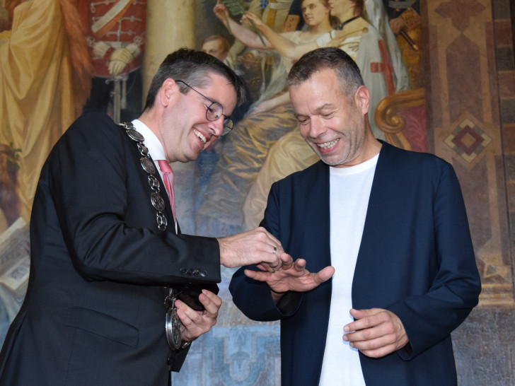 Oberbürgermeister Dr. Oliver Junk steckt Wolfgang Tillmans den Kaiserring auf den Finger. Fotos: Stadt Goslar