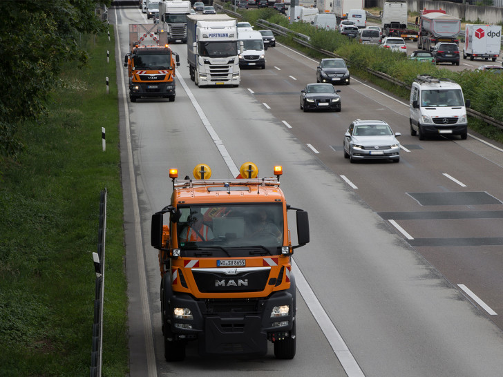 Fahrerloser Betrieb auf der Autobahn (Fahrzeug hinten im Bild). Foto: MAN Truck & Bus AG