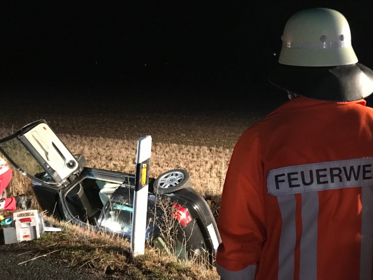 Das Fahrzeug landete auf der Seite liegend im Graben. Fotos: Presseteam der Feuerwehren Baddeckenstedt