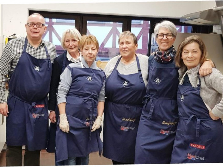 Die CDU-Vertreter beim gemeinsamen Kochen mit Marianne Effe und Sigrid Berkau in der Suppenküche. Dabei waren Andreas Meißler, Monika Trogisch, Kerstin Glier und Heike Kanter. Foto: privat