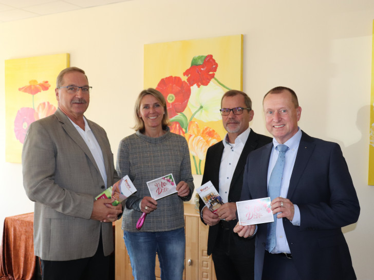 Matthias Gifhorn (WEVG Salzgitter), Britta Bötel (Geschäftsführerin Hospiz), Walter Strauß (Bäder Sport und Freizeit GmbH) und Steffen Krollmann (Volksbank BraWo) freuten sich über die Spende. Foto: Julia Seidel