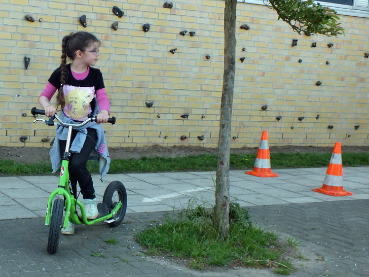 In der Grundschule Lehre wird während des Verkehrssicherheitstages auch ein Rollerparcours angeboten. Die Kinder die im Vorjahr Gleichgewicht mit dem Roller übten starten in diesem Jahr mit dem Fahrrad. Foto: Kreisverkehrswacht Helmstedt

