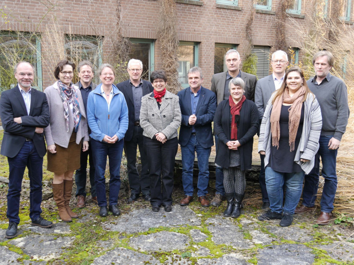 „Dorf ist nicht gleich Dorf“: Das Modellvorhaben startet mit einem Treffen der Projektgruppe mit Vertreterinnen und Vertretern von Land, vier Landkreisen sowie HAWK und Universität Göttingen. Foto: Landkreis Göttingen

 