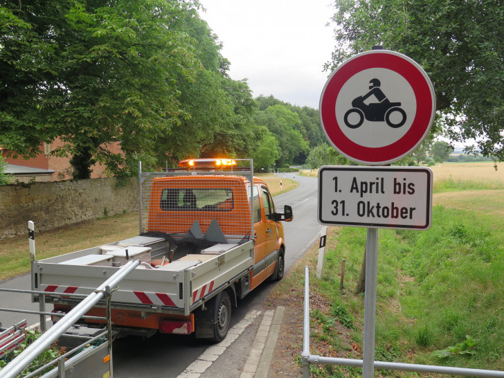 Am Dienstag wurden die Schilder aufgestellt. Ab sofort gilt daher ein Durchfahrverbot für Motorräder und Mofas vom 1. April bis 31. Oktober eines Jahres. Hier das Verkehrsschild am Rittergut Altenrode. Fotos: Landkreis Wolfenbüttel