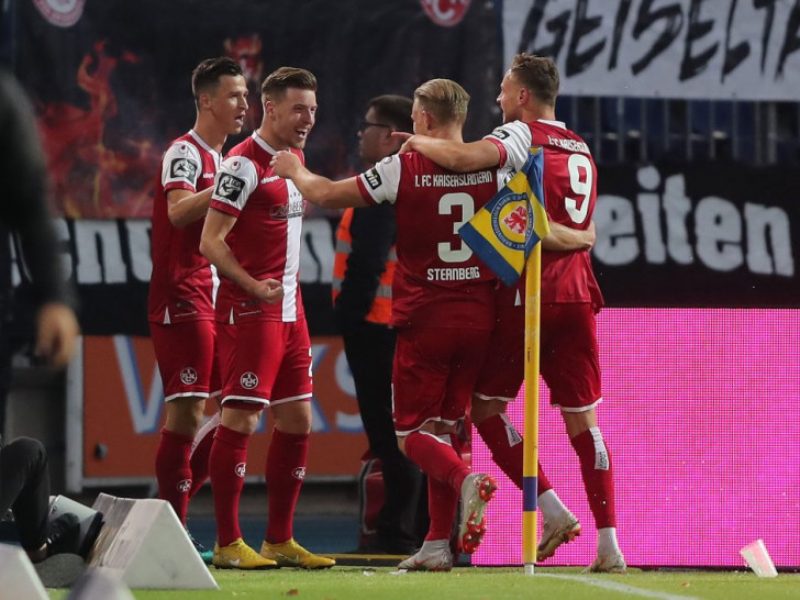 Wieder jubeln die Gäste: Kaiserslautern zeigte sich effizient und schlug Eintracht Braunschweig mit 1:4. Fotos: Agentur Hübner
