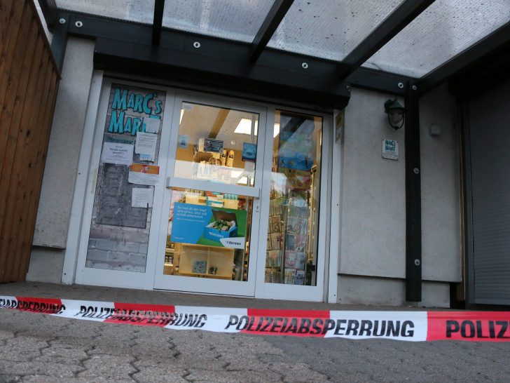 Spurensuche am Tatort. Der Markt in der Fümmelser Straße wurde am Montagabend überfallen. Fotos: Werner Heise