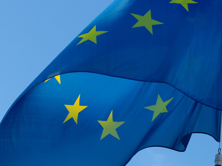 Neben deutschen Flaggen wird auch die Flagge der Europäischen Union gehisst. Foto: Pixabay