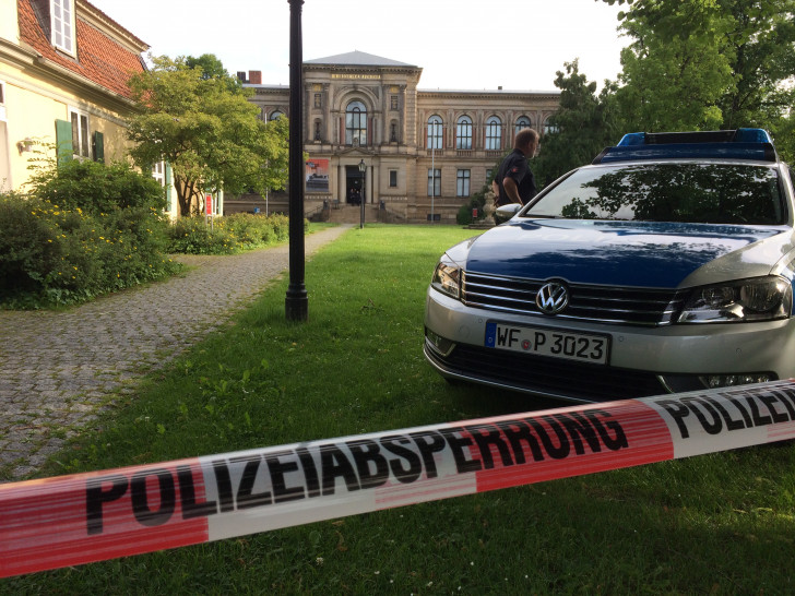 Schon Stunden vor dem Besuch von Sigmar Gabriel in Wolfenbüttel werden Sicherheitsmaßnahmen getroffen. Foto: Werner Heise 