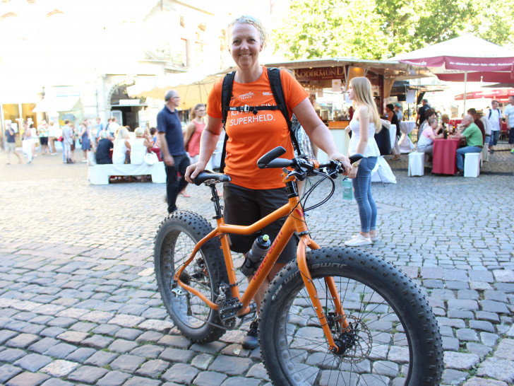 Marion Lüdke hat bereits elf Städte auf ihrer Tour durchfahren. Am Donnerstag machte sie in Braunschweig halt. Foto: Max Förster
