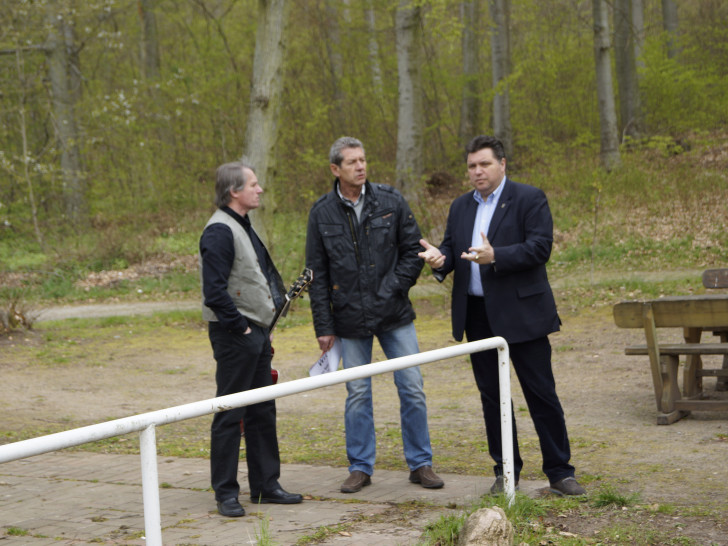Uwe Schäfer stellvertretender Landrat Landkreis Wolfenbüttel (rechts) im Gespräch mit Rolf Kolodziej dem Bildungsobmann der IG BCE Ortsgruppe Wittmar(mitte) und Uwe Borns(links) von der KITE COUNTRY Band. Foto: Privat