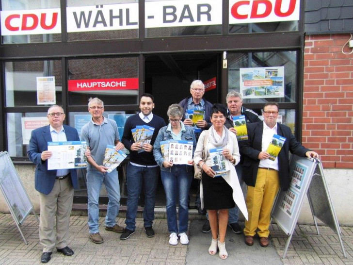 Vertreter des CDU-Stadtverbandes präsentieren die Flyer. Foto: Privat