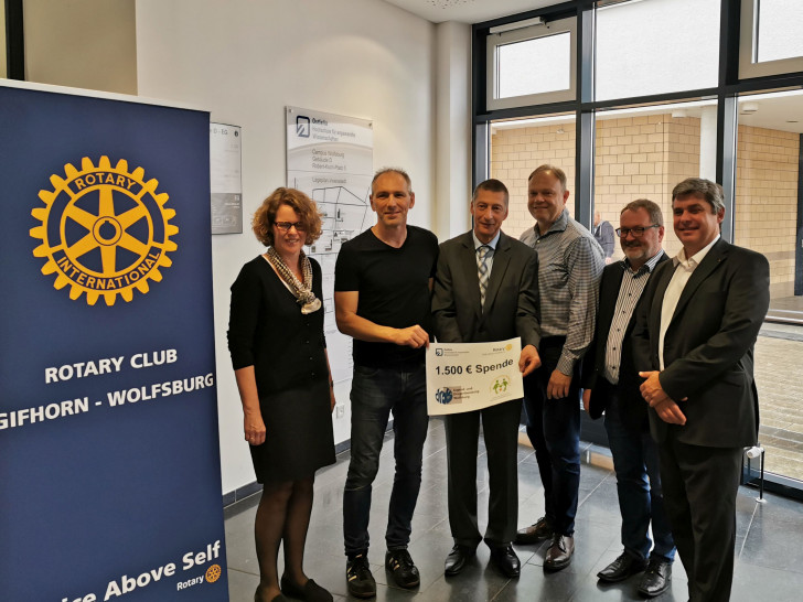 Spendenübergabe an der Ostfalia in Wolfsburg (von links): Antje Fitschen-Lischewski, Studiendekanin der Fakultät Wirtschaft, Ostfalia, Udo Eisenbarth, Leiter der Jugend- und Drogenberatung Wolfsburg, Jürgen Ebbecke, 1. Vorsitzender des Kinder- und Jugendschutzes Wolfsburg,Frank Harmeling, Geschäftsführer Braintec Gmbh, Lehrbeauftrager an der Fakultät Wirtschaft der Ostfalia und Mitveranstalter der Glücksveranstaltung,Simon Thamm, Präsident des Rotary Clubs Gifhorn-Wolfsburg, und Dr. Mike Hoffmeister, Glücksforscher, Ostfalia. Foto: Ostfalia