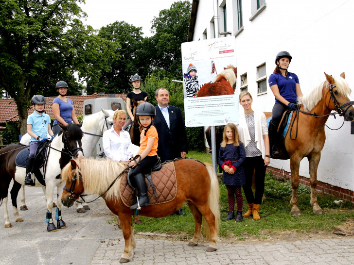 Ziel der Initiative ist es, mit betreuten reitpädagogischen Angeboten die Geschwister von schwerkranken und behinderten Kindern zu stärken und die betroffenen Familien zu entlasten. Foto: Siegfried Nickel