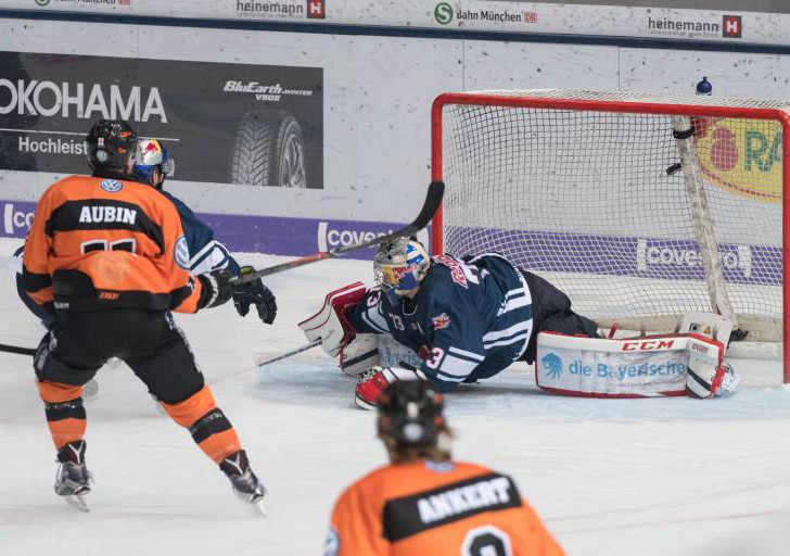 Insgesamt vier Mal musste sich Münchens Goalie David Leggio umdrehen. Foto: imago/GEPA pictures