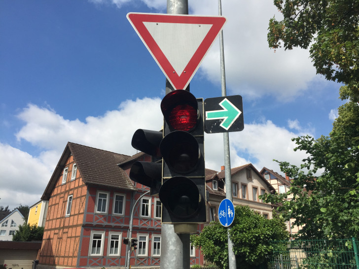 Die Polizei Braunschweig erklärt die Regeln zum grünen Pfeil. Foto: