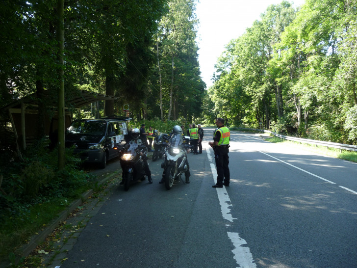 Am Sonntag wurde im Harz eine Motorradkontrolle der Polizei Goslar, des TÜV-Nord und des Landkreises Goslar unter dem Motto - Sicher durch den Harz durchgeführt. Fotos: Polizei