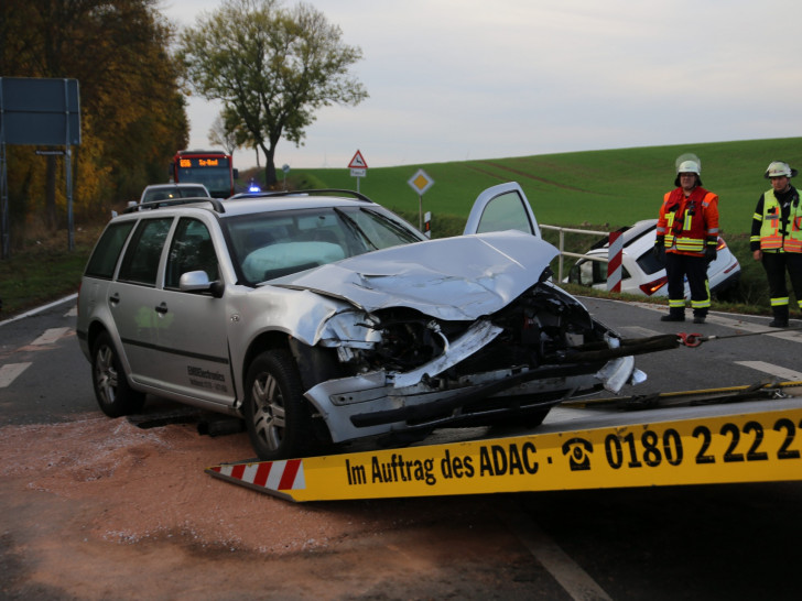 Bei der Kollision des Audis und des VW wurden zwei Personen verletzt. Fotos: Rudolf Karliczek