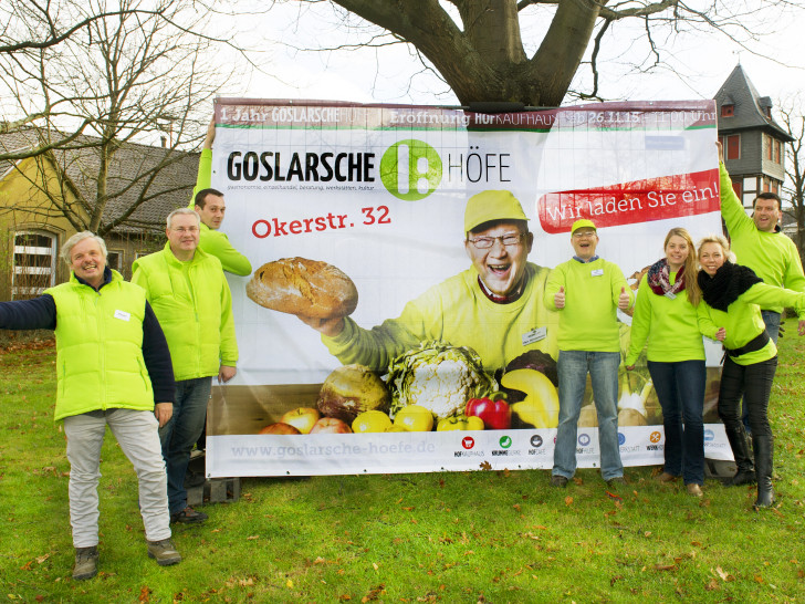 Der auf dem Werbeplakat abgebildete Herr Brinkmann freut sich zusammen mit Kollegen, Andreas Pleyer von der Caritas Goslar (links) und Fotografin Heike Götter (zweite von rechts). Foto: Photogeno Goslar