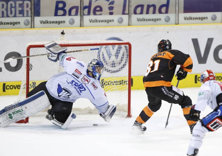 Marco Wölf ist chancenlos gegen Kris Foucaults Schuss zum 3:1. Foto: imago/foto2press