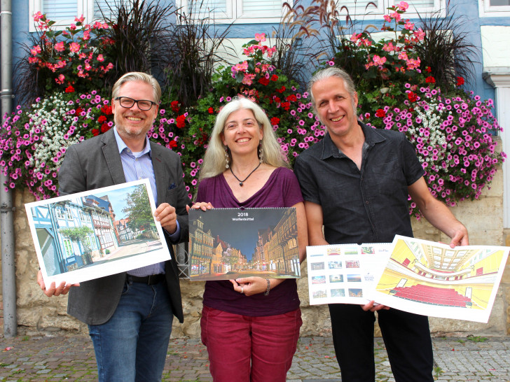 Von links: Björn Reckewell (Tourismus Stadt Wolfenbüttel) sowie Monika und Achim Meurer bei der Präsentation des neuen Wolfenbüttel-Kalenders. Fotos: Nick Wenkel