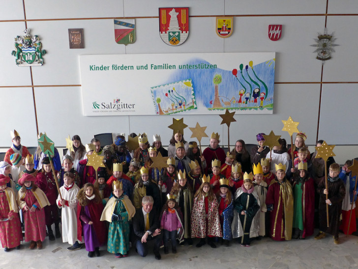 Oberbürgermeister Frank Klingebiel begrüßte die Sternsinger der vier katholischen Pfarrgemeinden im Ratssaal. Foto: Stadt Salzgitter