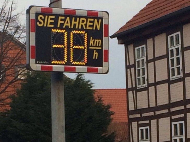 Ortsbürgermeister Tobias Schliephake ist erfreut über die neue Geschwindigkeitsanzeige. Foto: Privat