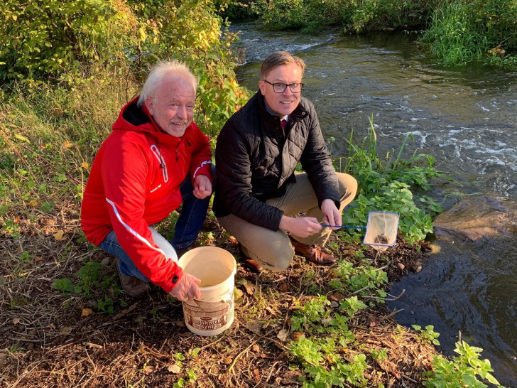 60 Farmaale setzten Jürgen Wagner, Naturschutzbeauftragter des Landkreises Gifhorn, und Landrat Dr. Andreas Ebel in die Oker. Foto: Landkreis Gifhorn