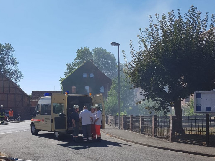 Die Helfer der Schnelleinsatzgruppe des DRK-Kreisverbands Wolfenbüttel verteilten Getränke an die Feuerwehrkameraden. Foto: DRK 