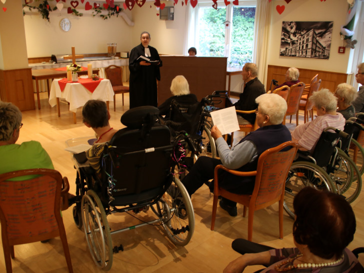 Die Bewohner des Seniorenzentrums freuen sich über den letzten Gottesdienst. Foto: Senioren- und Therapiezentrum am Herrenhaus Sickte