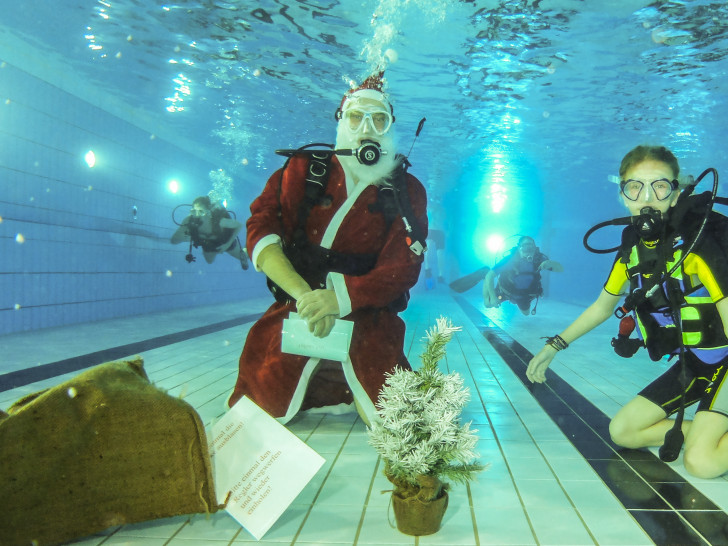 Der Weihnachtsmann schaute bei den Tauchern des WSV vorbei. Fotos: WSV