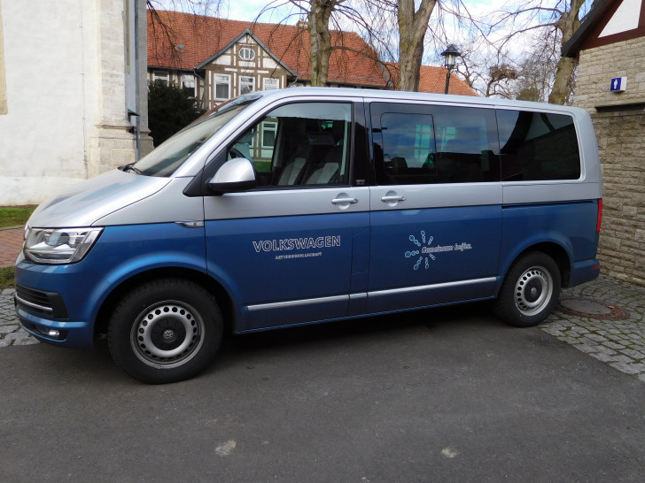 Der Landkreis Wolfenbüttel kann sich über einen neuen Multivan zur Unterstützung der Flüchtlingsarbeit freuen. Foto: Privat