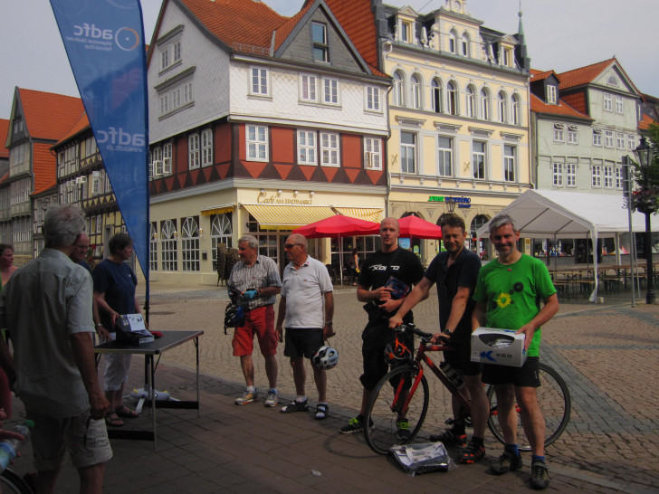 Siegerehrung der erfolgreichen Slowbiker. Von rechts nach links: Stefan Brix, Ivica Lukanic, Marcel Eggers sowie andere Beteiligte. Foto: Privat
