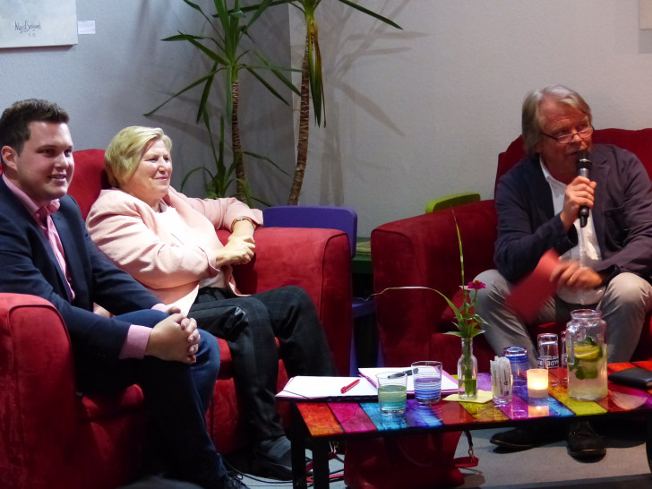 v.l. SPD-Landtagskandidat Philipp Raulfs, die niedersächsische Sozialministerin Cornelia Rundt und Pastoralreferent Martin Wrasmann diskutierten auf dem roten Sofa. Foto: SPD Gifhorn