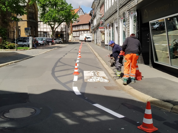 Seit Kurzem gibt es in der Marktstraße einen neuen Radschutzstreifen. Foto: Stadt Goslar